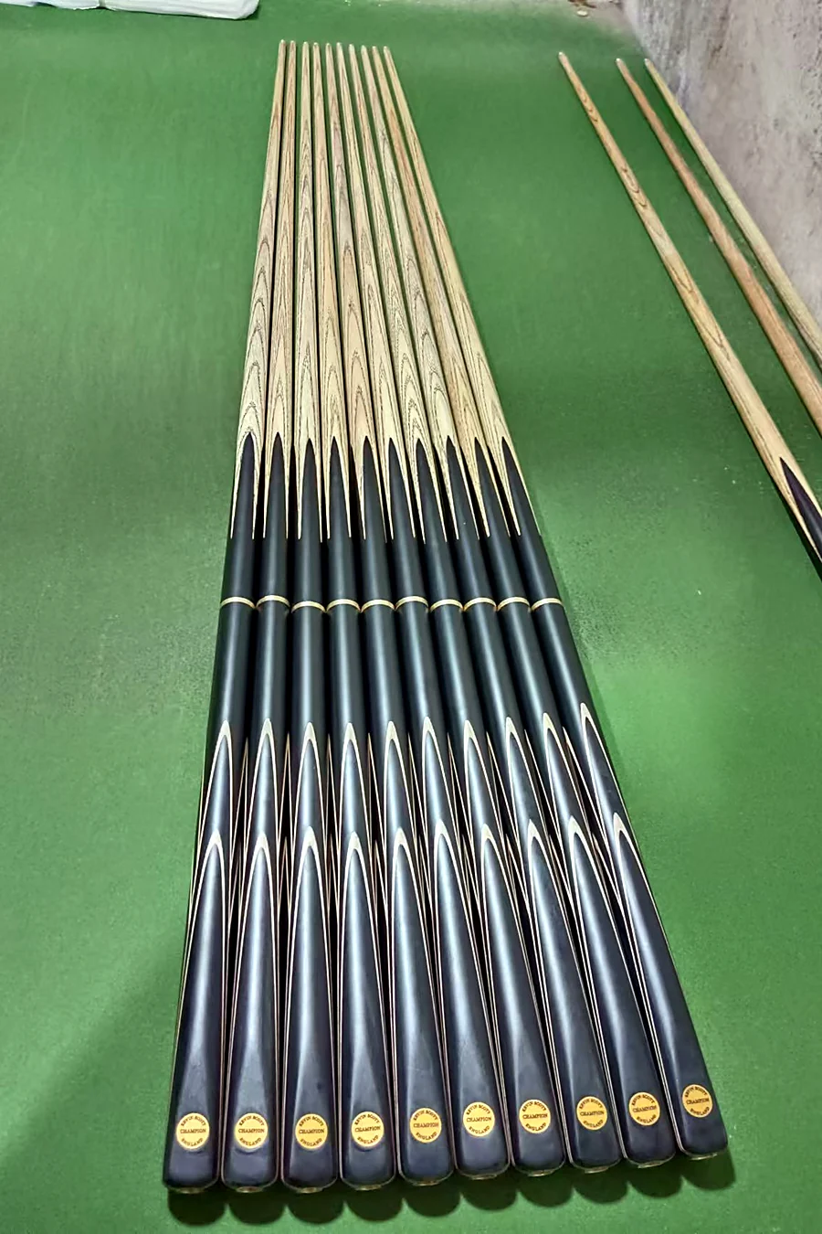 Midnight 8-Splice 3/4 Cue — The same eight-point geometry, finished in a deep midnight blue